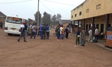 Bugesera : Abatuye  n’abategera imodoka muri santere ya Ruhuha barasaba kubakirwa gare