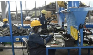 “Gutunganya ibikoresho byashaje bigomba kujyanishwa no kurengera ubuzima bwa muntu n’ibidukikije.” MINICOM