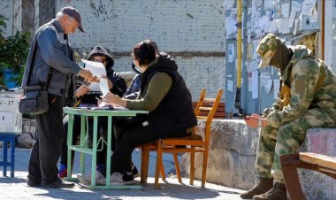 Ukraine: Zelensky  yasezeranyije kurengera abanya-Ukraine bari mu duce twatoreye kwiyomeka ku Burusiya.