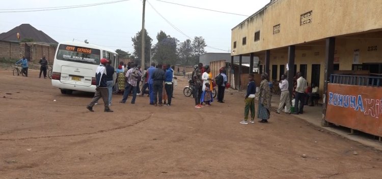 Bugesera : Abatuye  n’abategera imodoka muri santere ya Ruhuha barasaba kubakirwa gare