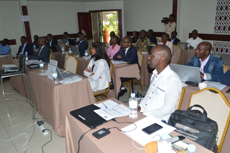 Abarimu n’abayobozi b’amashuli makuru bari guhugurwa kuri gahunda yo kubaka amasomo y’indangagaciro z’ubunyangamugayo.