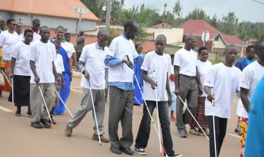 Abafite ubumuga bwo kutabona bahura n'imbogamizi zirimo guhutazwa iyo bagenda mu muhanda