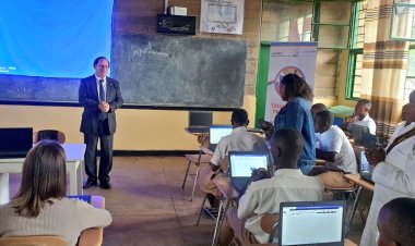 Ambasaderi wa Israel mu Rwanda yishimiye ikoreshwa ry'ikoranabuhanga mu mashuri yo mu Rwanda