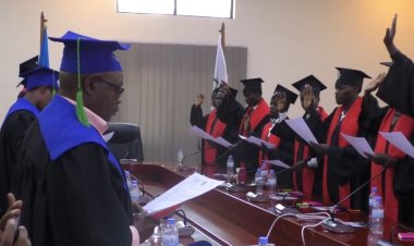 Abanyeshuri basoje kwiga kuvura amatungo bavuga ko hari abadaha agaciro uyu mwuga