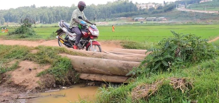Huye: Abakoresha umuhanda " Gahenerezo - Kabuga" babangamiwe n'iteme ryangiritse
