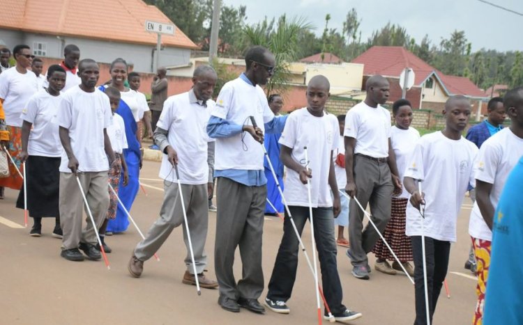 Abafite ubumuga bwo kutabona bahura n'imbogamizi zirimo guhutazwa iyo bagenda mu muhanda