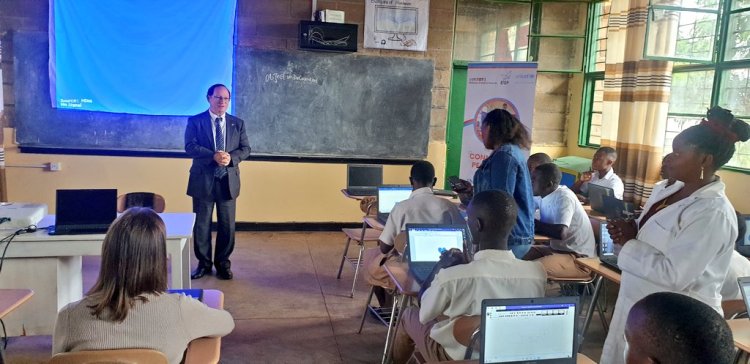 Ambasaderi wa Israel mu Rwanda yishimiye ikoreshwa ry'ikoranabuhanga mu mashuri yo mu Rwanda