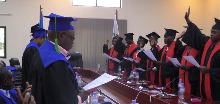 Abanyeshuri basoje kwiga kuvura amatungo bavuga ko hari abadaha agaciro uyu mwuga