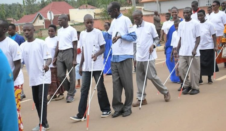 Abafite ubumuga bwo kutabona bifuza ko inkoni yera yajya yishyurwa ku bwishingizi