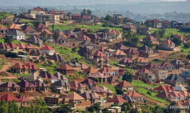 Hari Abasenateri mu nteko ishinga amategeko y’u Rwanda basanga abaturage bubaka inzu nini zidakenewe