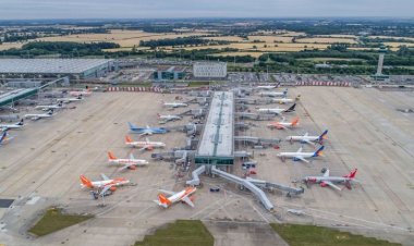 Ubwongereza: Ingendo z’indege nyinshi zasubitswe kubera urubura.