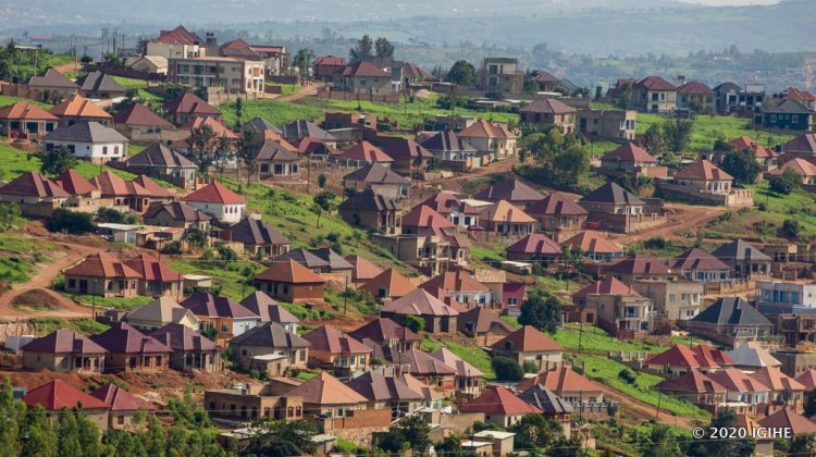 Hari Abasenateri mu nteko ishinga amategeko y’u Rwanda basanga abaturage bubaka inzu nini zidakenewe