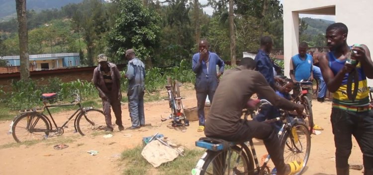 Gakenke: Abakanikira mu murima w'umuturage barasaba ikibanza cyo gukoreramo