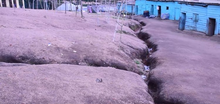 Huye/ Kinazi: Babangamiwe n'isoko ririmo ibinogo n'imikoke bibatera impanuka