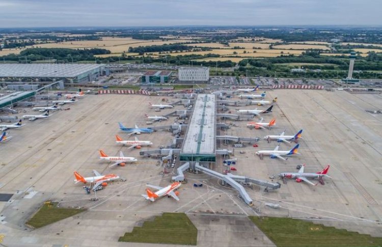 Ubwongereza: Ingendo z’indege nyinshi zasubitswe kubera urubura.