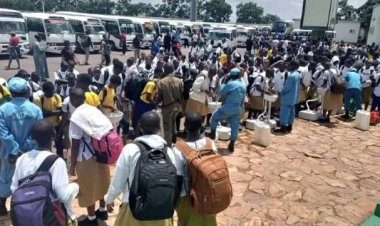 Gutinda kujya ku ishuli kw’abiga baba mu bigo byatumye abagenzi basanzwe babura imodoka.