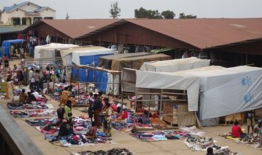 Gicumbi:Abakoresha isoko rya Karambi babangamiwe no kutagira ubwiherero rusange.