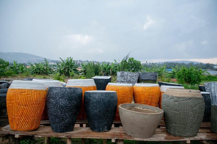 Kigali: Ababumba amavaze n'abahinga indabo barasaba ko bakongererwa igihe bakimuka batekanye