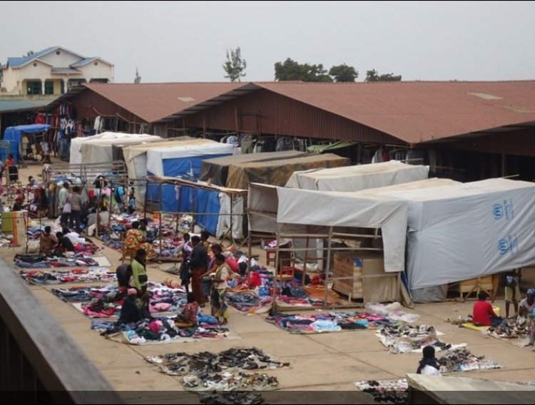 Gicumbi:Abakoresha isoko rya Karambi babangamiwe no kutagira ubwiherero rusange.