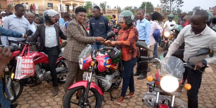 Gisagara: Abanyamabanga nshingwabikorwa b'utugari bahawe moto zibafasha mu kazi