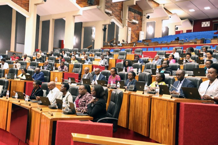 Abadepite bemeje ko bagiye gutumiza Minisitiri w’Ibikorwaremezo mu gihe kitarenze amezi 4