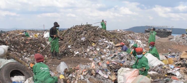 Huye: Urubyiruko rutunganya imyanda ruragira inama abandi