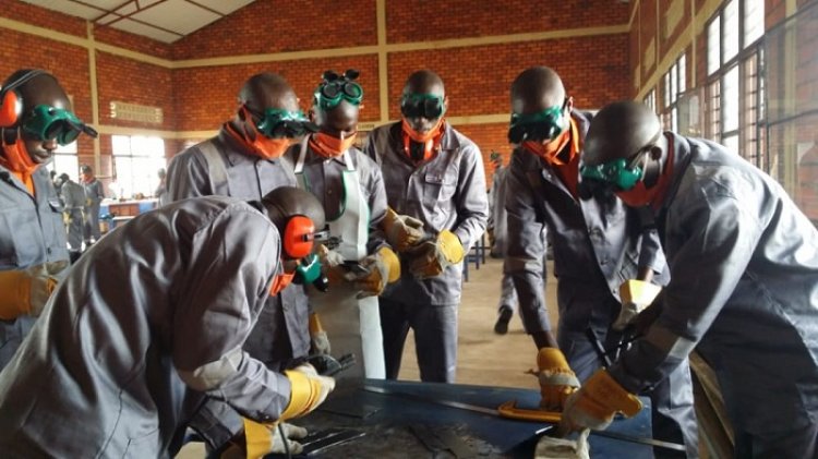 Abana bari mu mashuri bakwiye kwigishwa kwihangira imirimo