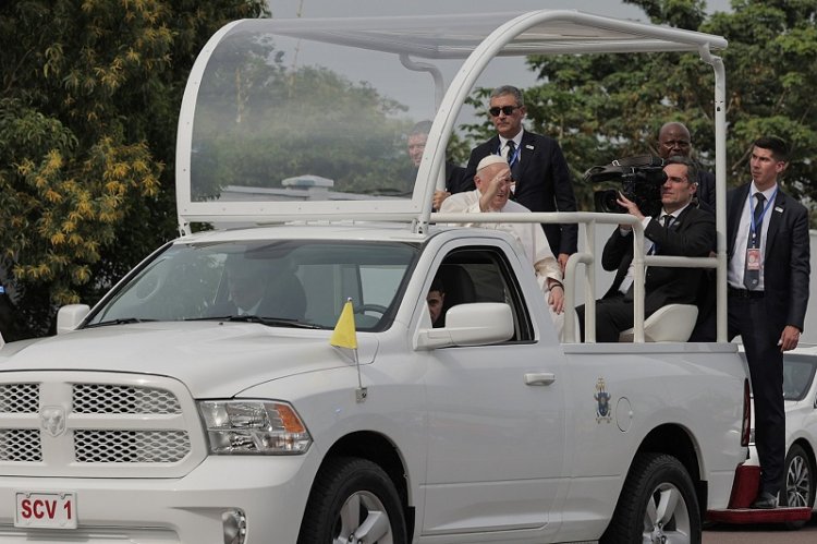 Papa Francis yageze I Kinshasa (AFP)