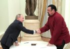 Putin decorates US actor Seagal with 'friendship' award