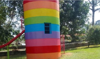 Uganda yakuye umukororombya aho abana bakinira kubera ko ukoreshwa n’abaryamana bahuje ibitsina [LGBTQ].