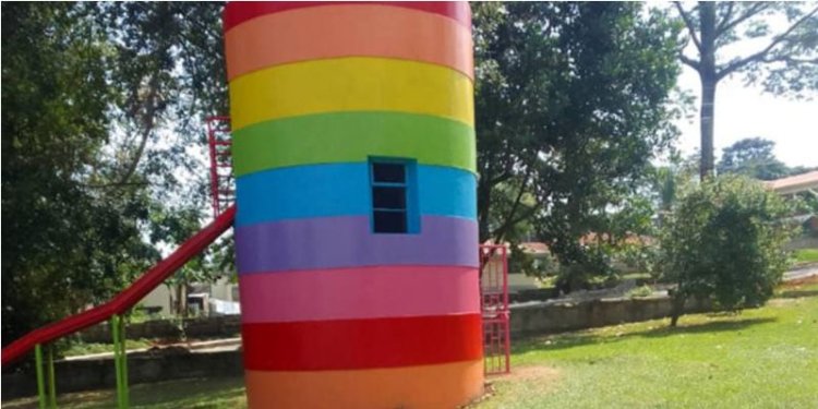 Uganda yakuye umukororombya aho abana bakinira kubera ko ukoreshwa n’abaryamana bahuje ibitsina [LGBTQ].