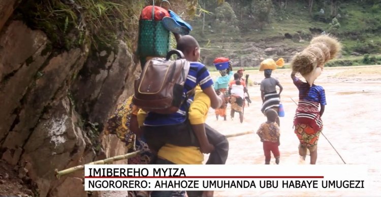 Ngororero: Ahari umuhanda habaye umugezi none basigaye bambuka bagahetswe mu mugongo!