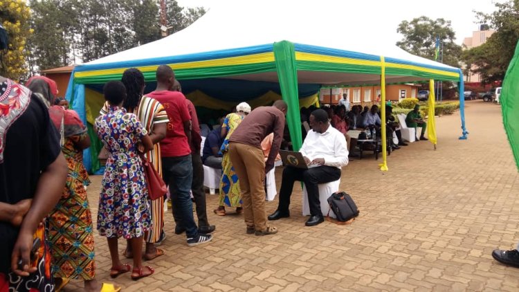 Abajya kwaka serivise mu nzego z’ubuyobozi bakakwa ibyangombwa bitandukanye bagomba kwigengesera