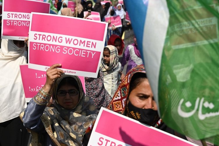 Pakistan: des femmes manifestent pour leurs droits, malgré les efforts pour les en empêcher