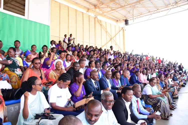 Abagore barakangurirwa gukoresha ikoranabuhanga