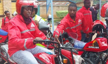 Nyaruguru: Abanyamabanga nshingwabikorwa b’utugari bahawe moto zo kwihutisha serivisi baha umuturage.