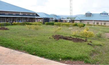 Gatsibo: Abivuriza ku bitaro bya Kiziguro bahangayikishijwe n’ubucucike buri aho abayeyi babyarira.