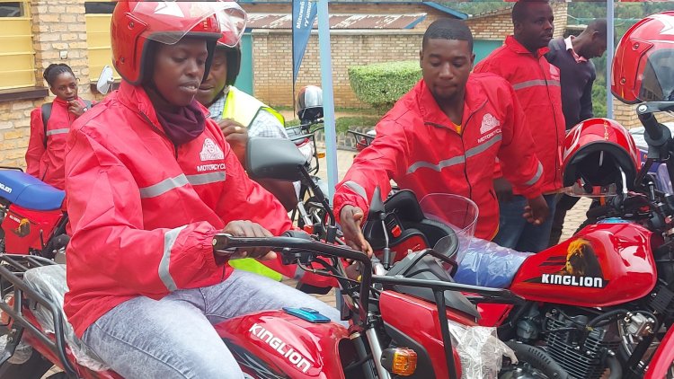 Nyaruguru: Abanyamabanga nshingwabikorwa b’utugari bahawe moto zo kwihutisha serivisi baha umuturage.