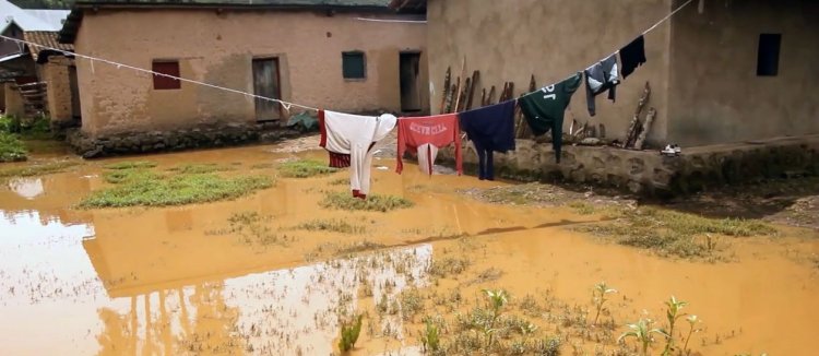 Nyabihu- Jenda: Abatuye mu Kagali ka Bugarama baratabaza kubera amazi agiye kubarengera!