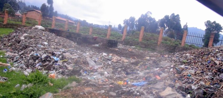 Nyabihu: Abatuye hafi y’ikimoteri cy’isoko ryo ku kora barinubira imyanda imenwa mu mirima yabo.