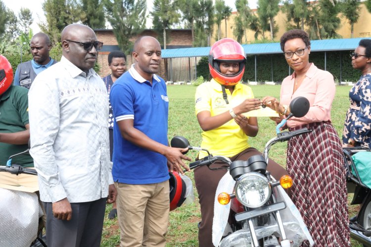 Iburasirazuba: Abakuru b'urubyiruko bahawe moto zizabafasha guhangana n'ibibazo bibangamiye umuryango