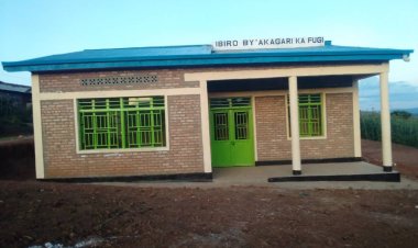 Nyaruguru:Bari babangamiwe no gusabira serivise mu ivumbi none babonye ibiro bishya!