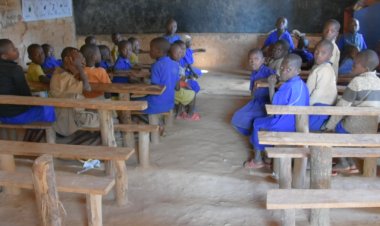 Nyaruguru: Ubucucike bukabije mu ishuli bwatumye hari abigira mu ivumbi.