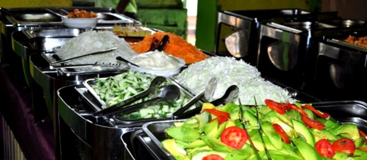 Abakora muri za Hoteli barasaba kongererwa ubumenyi ku kubungabunga ubuziranenge bw’ibiribwa.