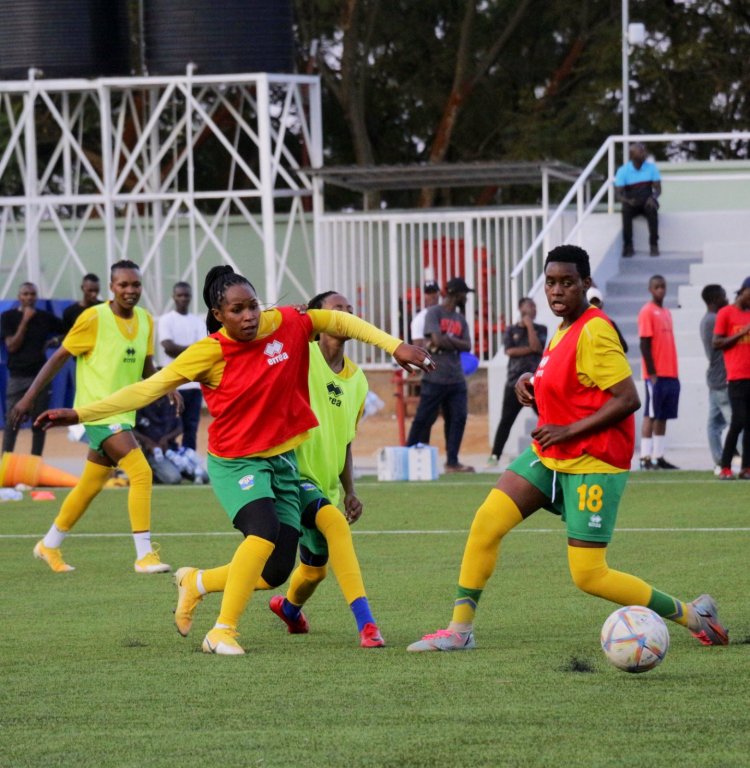 Amafoto - Amavubi y'Abagore yitegura Uganda yatangiye imyitozo