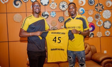 Sebwato Nicholas yongereye amasezerano y’imyaka ibiri muri Mukura VS 