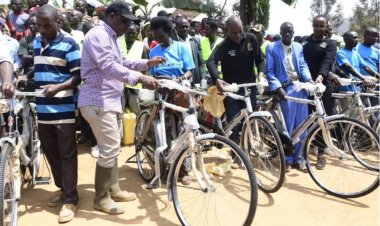 Gatsibo: Abakuru b'imidugudu bahawe amagare nk' inyoroshyangendo ibafasha mu kazi.