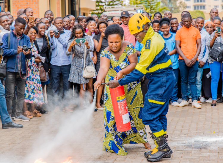 Abakozi bakorera mu nyubako nini muri Kigali bahuguwe uburyo bwo kuzimya inkongi y'umuriro