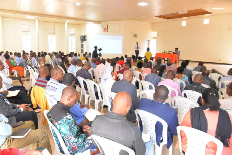 Mu mashuri ya Leta nta muyobozi w'ishuri ufite uburenganzira bwo guha umwana ishuri