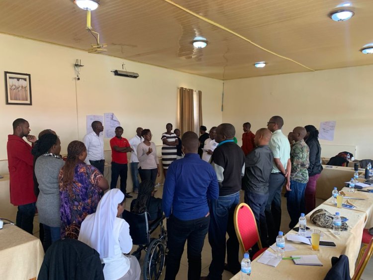 Abantu bafite ubumuga bwo kutumva no kutavuga barasaba Leta kubafasha mu bibabangamiye